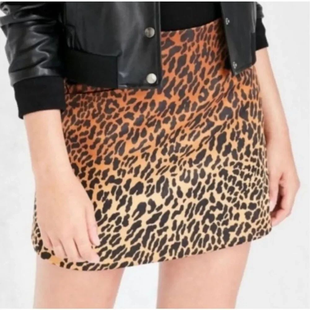 Ecote Urban Outfitters size 10 leaped print skirt.
